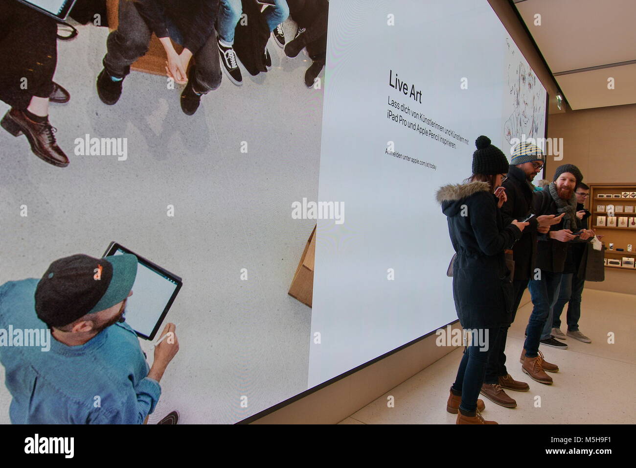 Vienna, Austria. Febbraio 24, 2018. Questo sabato Apple Store a Vienna nel Kärtner Strasse apre la 501Apple ufficiale di ubicazione e la 112in Europa. La figura mostra i clienti Apple nel negozio. Credito: Franz Perc / Alamy Live News Foto Stock