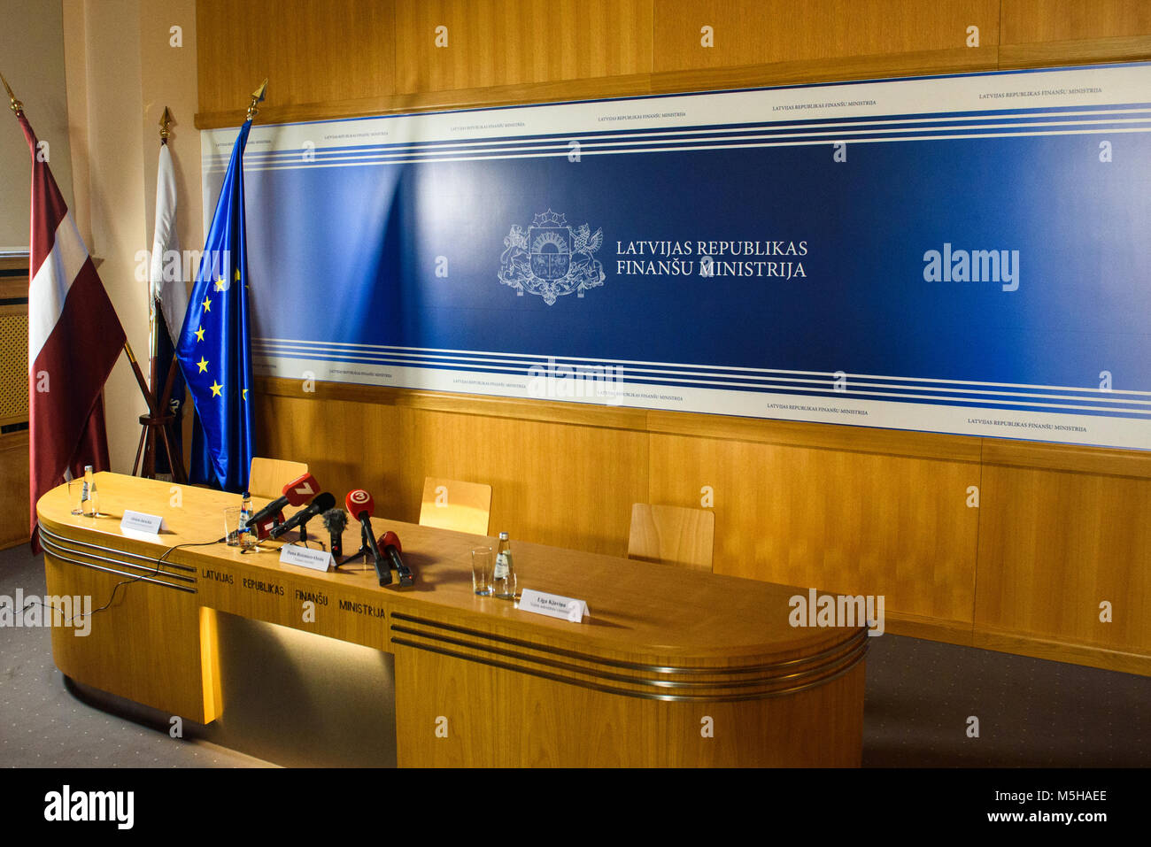 Riga, Lettonia, 24 feb 2018. Il ministro delle finanze della Lettonia Dana Reizniece Ozola alla conferenza stampa presso il ministero delle Finanze della Lettonia informa circa la situazione attuale nel settore finanziario. Riga, Lettonia Foto Stock