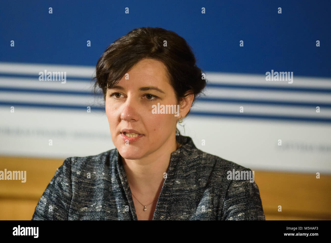 Riga, Lettonia, 24 feb 2018. Il ministro delle finanze della Lettonia Dana Reizniece Ozola alla conferenza stampa presso il ministero delle Finanze della Lettonia informa circa la situazione attuale nel settore finanziario. Riga, Lettonia Foto Stock
