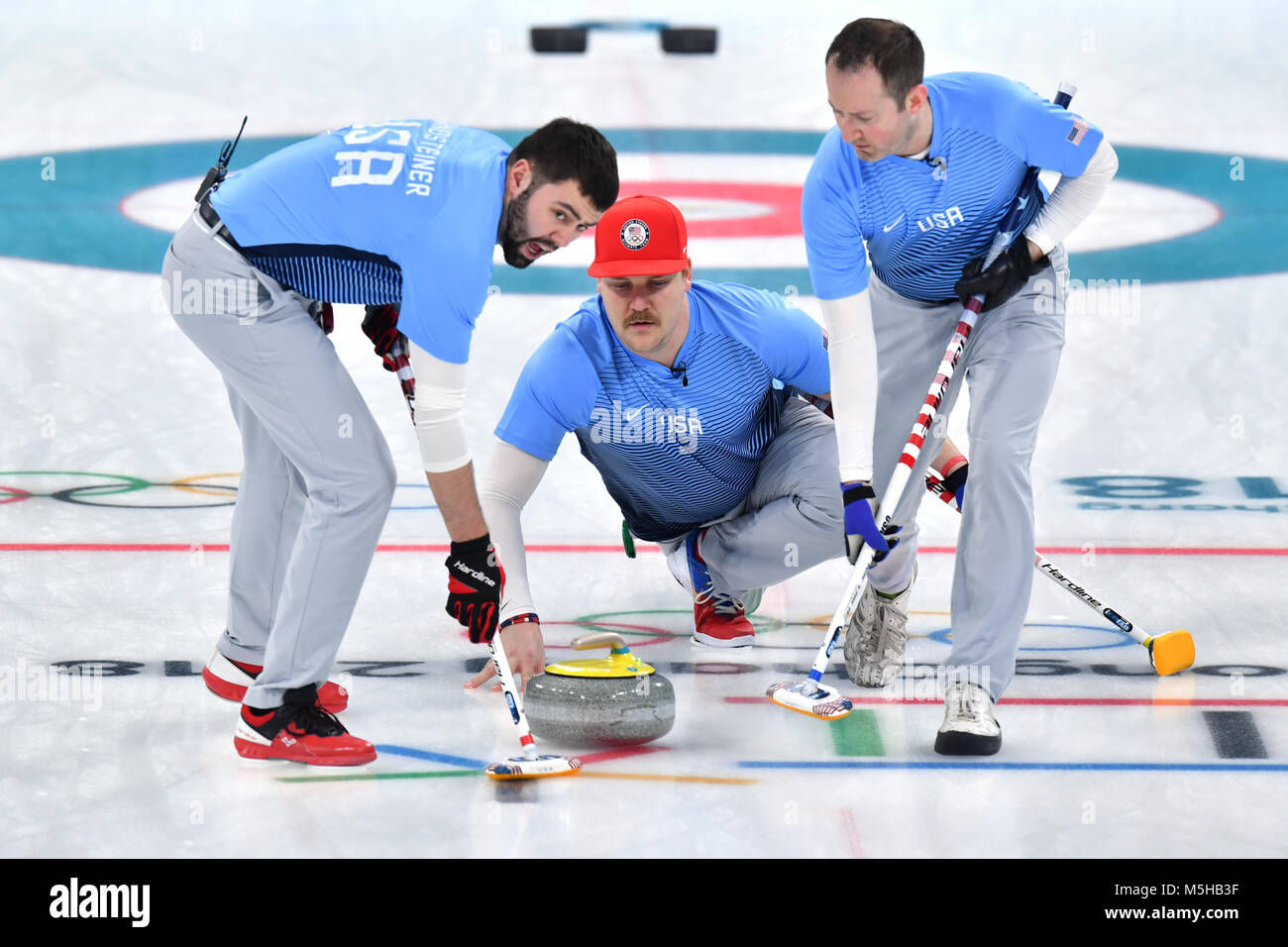 Gangneung, Corea del Sud. 24 Febbraio, 2018. USA John Landsteiner (l-r), John Shuster e Tyler George in azione a uomini del curling finals tra gli Stati Uniti e la Svezia al centro di Curling in Gangneung, Corea del Sud, 24 febbraio 2018. Credito: Pietro Kneffel/dpa/Alamy Live News Foto Stock