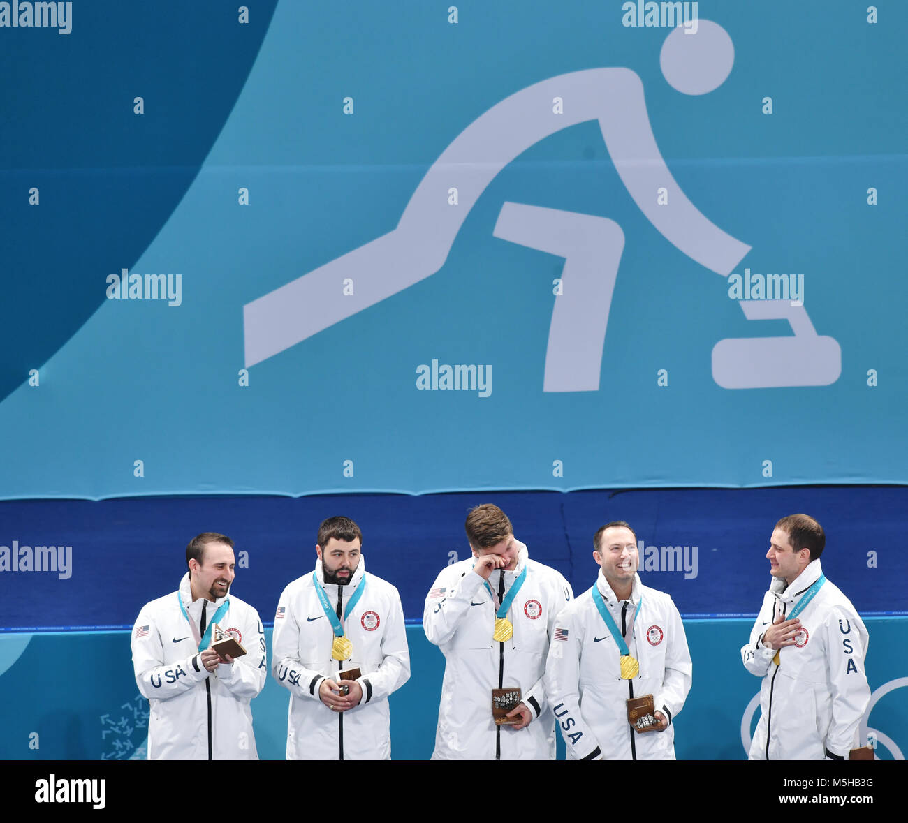 Gangneung, Corea del Sud. 24 Febbraio, 2018. Stati Uniti d'America è Joe Polo (l-r), Giovanni Landsteiner, Matt Hamilton, Tyler George e John Shuster festeggiare la conquista oro a uomini del curling finals tra gli Stati Uniti e la Svezia al centro di Curling in Gangneung, Corea del Sud, 24 febbraio 2018. Credito: Pietro Kneffel/dpa/Alamy Live News Foto Stock