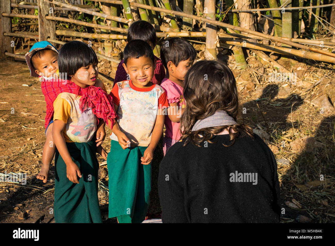 Bambini birmani interagendo a Kalaw, Myanmar Foto Stock