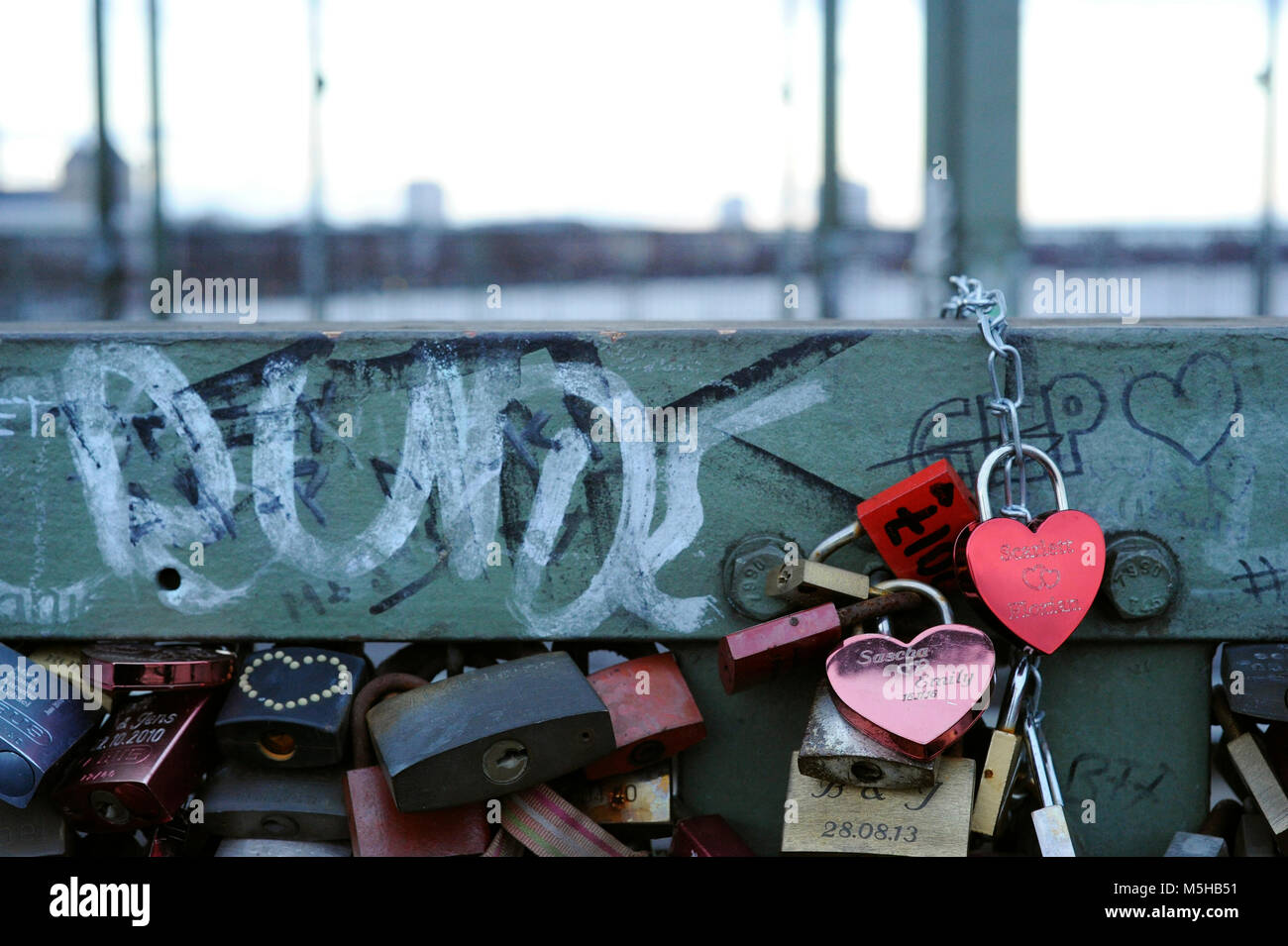 Germania. Colonia. Lucchetti che le coppie appeso come un simbolo del loro amore sul ponte di Hohenzollern. Dettaglio. Regione della Renania settentrionale-Vestfalia. Foto Stock