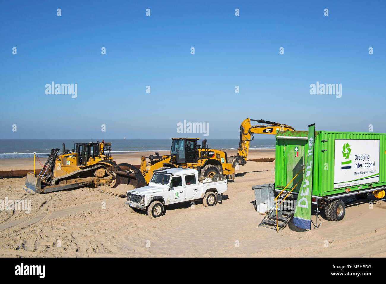 Rifornimento di sabbia / spiaggia nutrimento mediante dragaggio Internazionale / DEME per rendere le spiagge più ampia per ridurre i danni provocati dalla tempesta di strutture costiere in Belgio Foto Stock