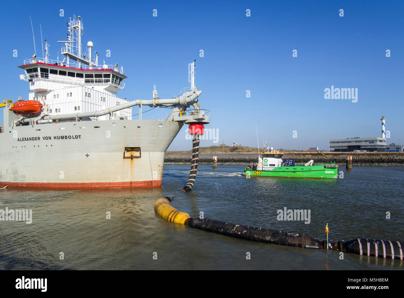 Trailing tramoggia di aspirazione draga Alexander von Humboldt e manutenzione offshore & servizio nave Arista nel porto di Ostenda, Belgio Foto Stock