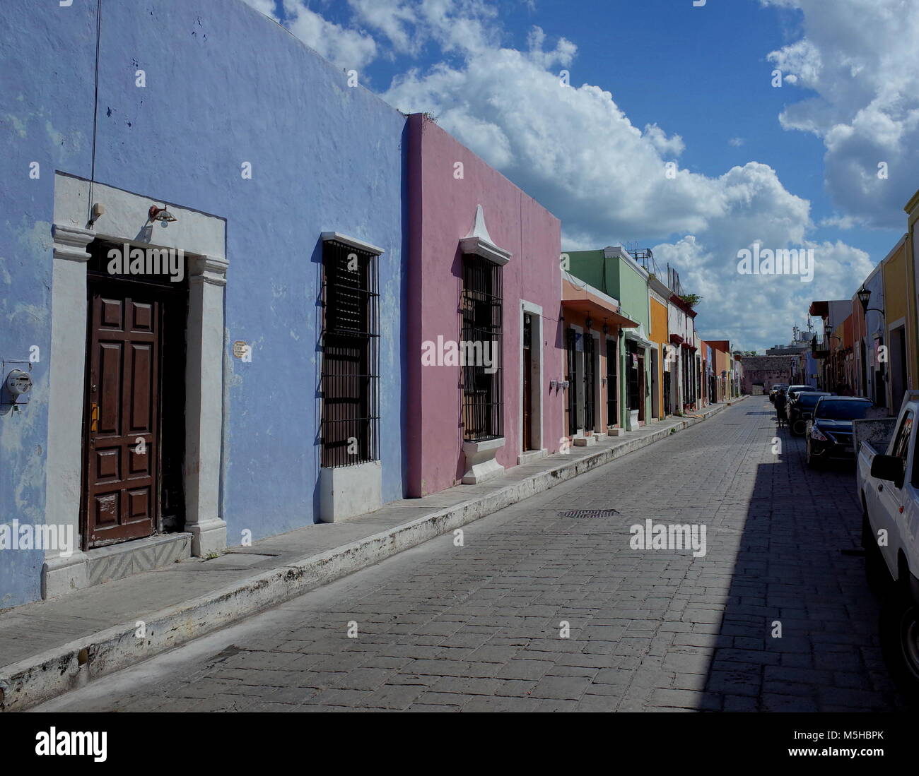 Una bella strada nella città murata di Campeche in Messico Foto Stock