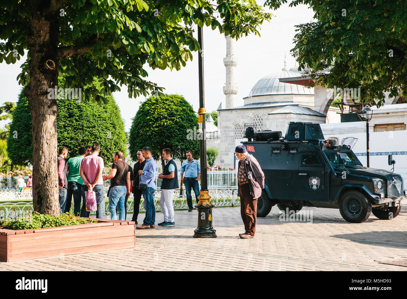 Istanbul, luglio 15, 2017: veicolo militare e auto della polizia in piazza Sultanahmet a Istanbul. Situazione di conflitto richiede intervento di diritto enforcemen Foto Stock