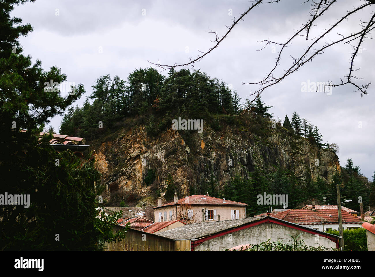 Si tratta di un colpo preso nella Valle del Rodano,Francia meridionale, nel febbraio 2018, di case in prossimità di una montagna. Foto Stock