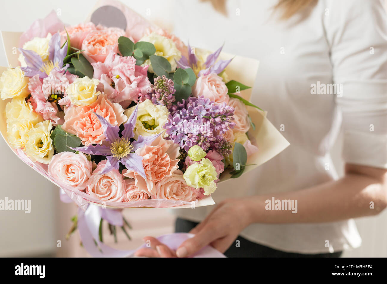 Bouquet di delicati colori pastello. lusso bellissimo mazzo di fiori misti  in mano womans. Il lavoro del fioraio presso un negozio di fiori Foto stock  - Alamy