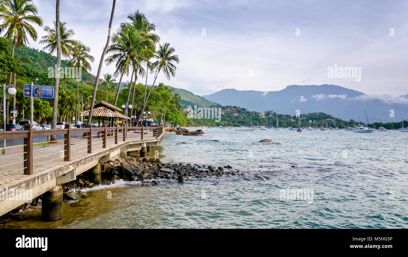 Il Brasile, Ilha Bela - Dicembre 20th, 2017 ; Promenade della baia nel centro di Ilha Bela nello stato di Sao Paulo. Foto Stock