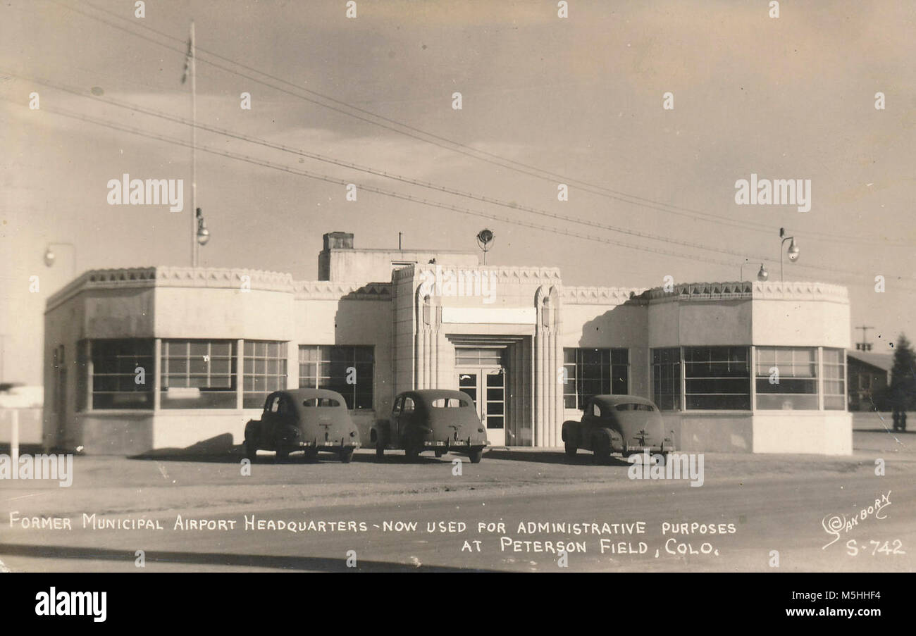 PETERSON AIR FORCE BASE, Colo.-città terminale è stato utilizzato come la prima stazione è il quartier generale per campo di Peterson su Peterson Air Force Base in Colorado, nel 1943. Dopo la fine della II Guerra Mondiale il terminale e staffe sono stati restituiti alla città di Colorado Springs e riprende il normale aeroporto civile l'uso. ( Foto Stock