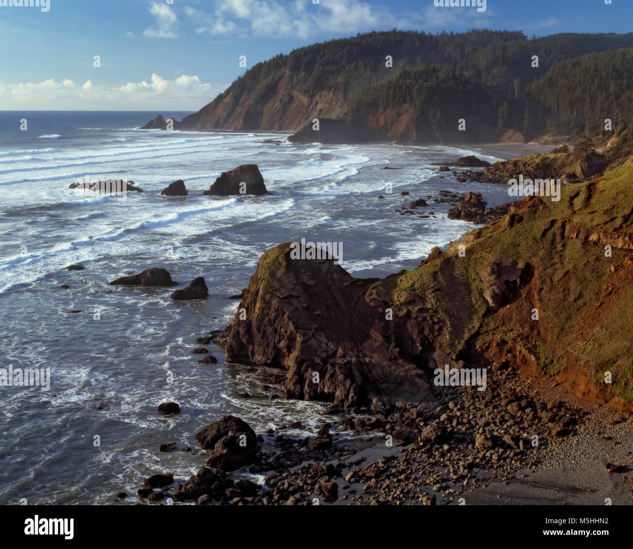 Sera nuvole passano sopra Tillamook Testa e Ecola State Park su Oregon costa a nord della contea di Clatsop. Foto Stock