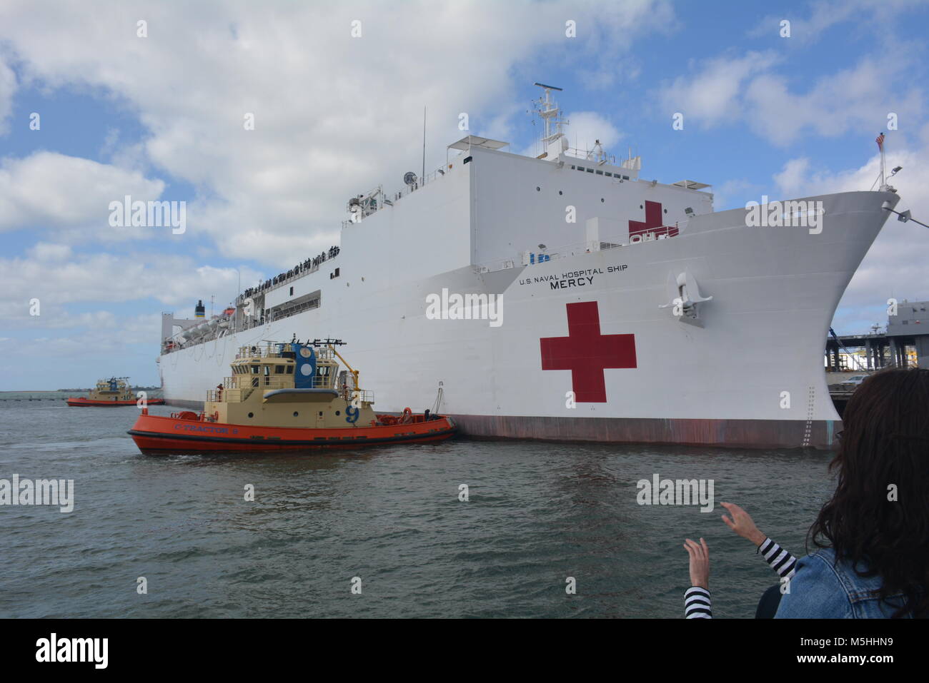 Militari di comando Sealift nave ospedale USNS misericordia (T-AH 19) si prepara a lasciare il molo presso la stazione navale di San Diego non appena inizia la sua distribuzione a sostegno della missione umanitaria in sud-est asiatico e del pacifico accordo di partenariato 2018. L'equipaggio della nave, composta di MSC di servizio civile marittimi, che operano la nave e il Navy medici e personale di supporto che il personale e sorvegliare la nave ospedale, sarà in visita in paesi di tutto il sud-est asiatico per includere l'Indonesia, la Malaysia, Sri Lanka e Vietnam. In aggiunta alla U.S Navy CIVMARs e le organizzazioni non governative (ONG) e i partner regionali che pro Foto Stock