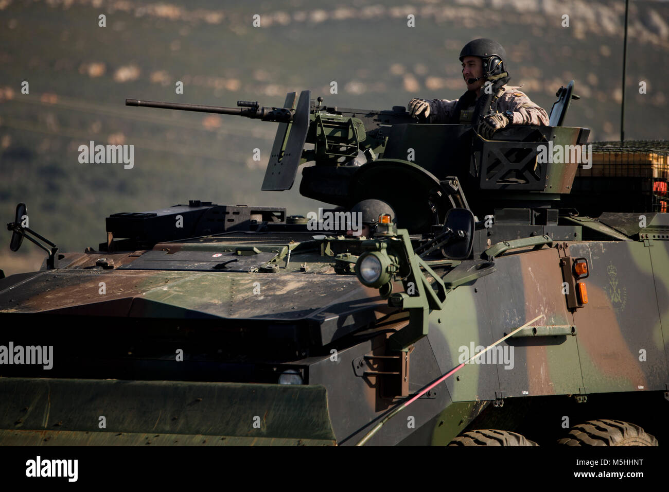 Lo spagnolo Marines azionare un assalto anfibio veicolo durante MARFIBEX, un esercizio di anfibio portato dall'esercito spagnolo a Sierra del Retin, Spagna, 25 gennaio, 2018. SPMAGTF-CR-AF è distribuito a condurre il teatro delle operazioni di sicurezza in Europa e in Nord Africa. (U.S. Marine Corps foto di Sgt. Takoune H. Norasingh/rilasciato) Foto Stock