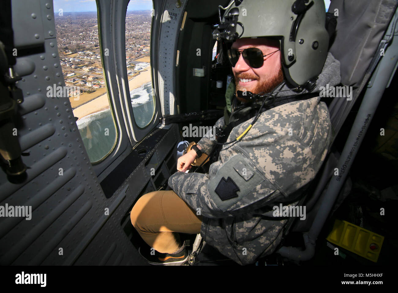 Cpl. Rory Hamill, un combattimento-feriti Marine, vola in passato uno dei suoi vecchi ritrovi su Seasode altezze, N.J., Gennaio 24, 2018. Hamill costeggiato su un 1-150th elicottero d'assalto battaglione missione di addestramento. (U.S. Air National Guard Foto Stock