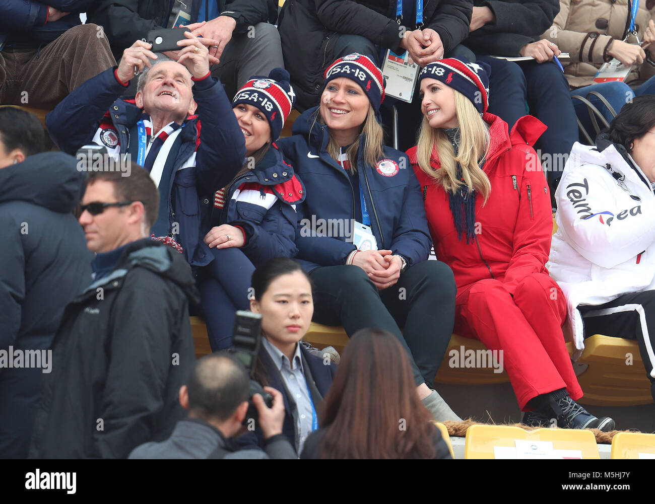 Segretario stampa della Casa Bianca Sarah Huckabee Sanders, IOC, membro del comitato esecutivo della Angela Ruggiero e Ivanka Trump frequentare uomini della Snowboard Big Air finale al Alpensia Ski Jumping Center durante il giorno quindici del PyeongChang 2018 Giochi Olimpici Invernali in Corea del Sud. Foto Stock