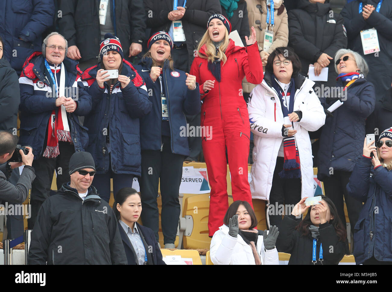 Ivanka Trump, sud coreano prima signora Kim Jung-sook e il ministro degli Esteri sud coreano Kang Kyung-wha frequentare uomini della Snowboard Big Air finale al Alpensia Ski Jumping Center durante il giorno quindici del PyeongChang 2018 Giochi Olimpici Invernali in Corea del Sud. Foto Stock