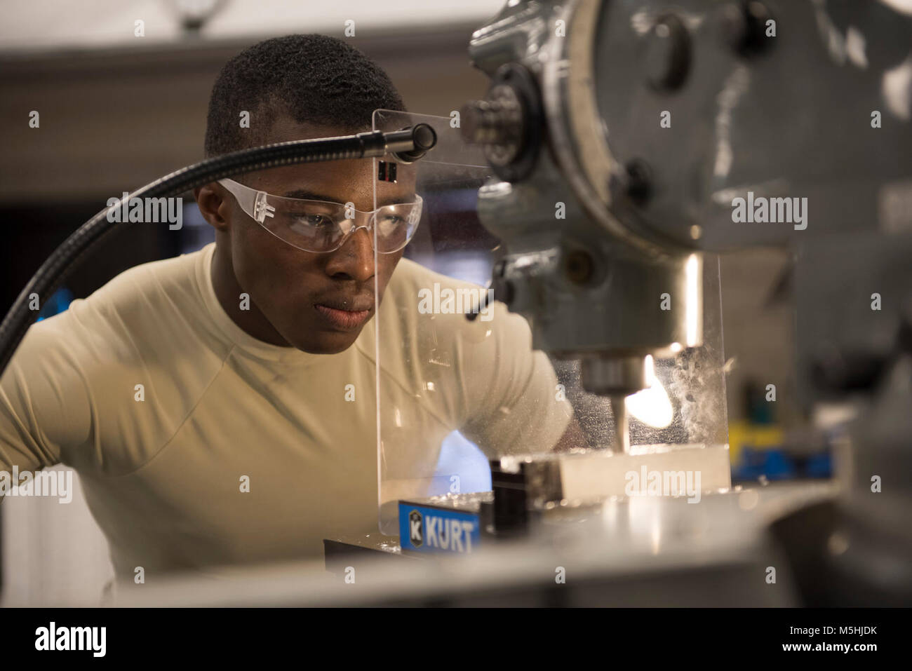 Airman Ukachukwu Akazi, 361 Training Squadron meatal Apprendista tecnico di corso, lo studente impara ad allineare il suo vice per meatal fabbricazione presso Sheppard Air Force Base in Texas, Febbraio 2, 2018. Akazi è nel blocco di quattro dei sette e laureino Marzo 6. (U.S. Air Force Foto Stock