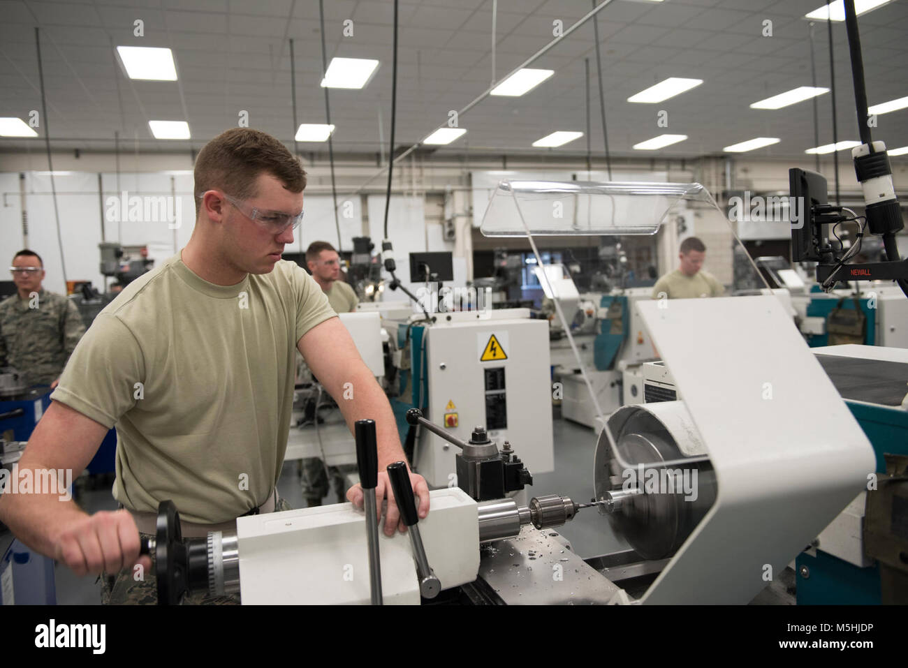 Airman Kerr Alexander, 361 Training Squadron meatal apprendisti tecnici studente del corso, trapani un involucro per un proiettile a Sheppard Air Force Base in Texas, Febbraio 2, 2018. Alexander è in blocco tre dei sette e laureino Marzo 22. (U.S. Air Force Foto Stock