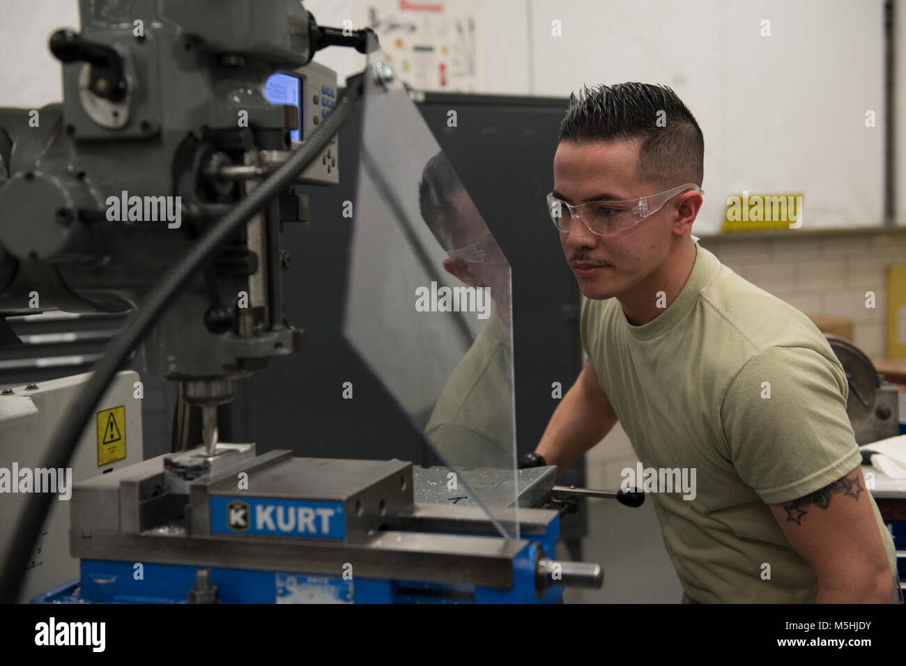 Airman Belandres Lambert, 361 Training Squadron meatal apprendisti tecnici studente del corso, pratiche pocketing e noioso su un trapano a Sheppard Air Force Base in Texas, Febbraio 2, 2018. Belandres è nel blocco di quattro dei sette e laureino Marzo 6. (U.S. Air Force Foto Stock