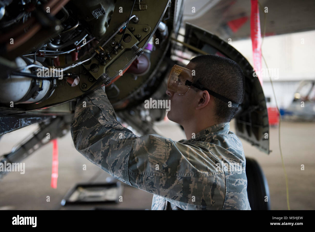 Airman Jeremy Garcia, 362 Training Squadron capo equipaggio apprendista corso, fili di sicurezza a pressione del carburante in corrispondenza della valvola di Sheppard Air Force Base in Texas, Febbraio 2, 2018. La valvola della pressione del combustibile della pompa di metri il carburante pressurizzato in aria da diporto. Garcia è nel blocco nove di nove e laureino Feb. 7. (U.S. Air Force Foto Stock