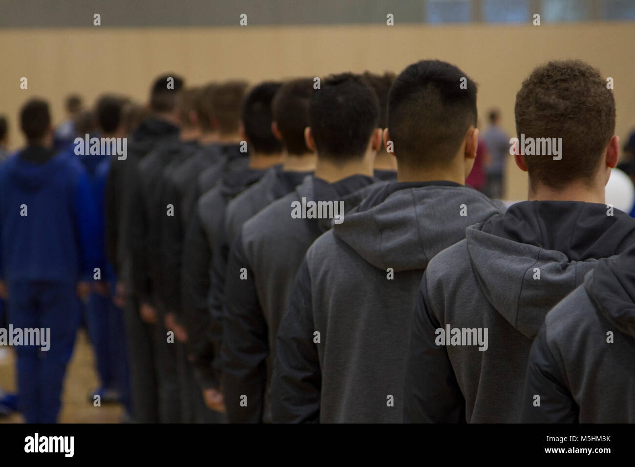 Esercito il punto ad ovest di cadetti di stand per il canto dell'inno nazionale presso l'U.S. L'Accademia militare di campionato di ginnastica 10 Febbraio, 2018 a Mission Concepcion Sports Park, San Antonio, TX. Il campionato la concorrenza è ospitato per l'esercito, la marina e la Air Force accademie. (U.S. Esercito Foto Stock