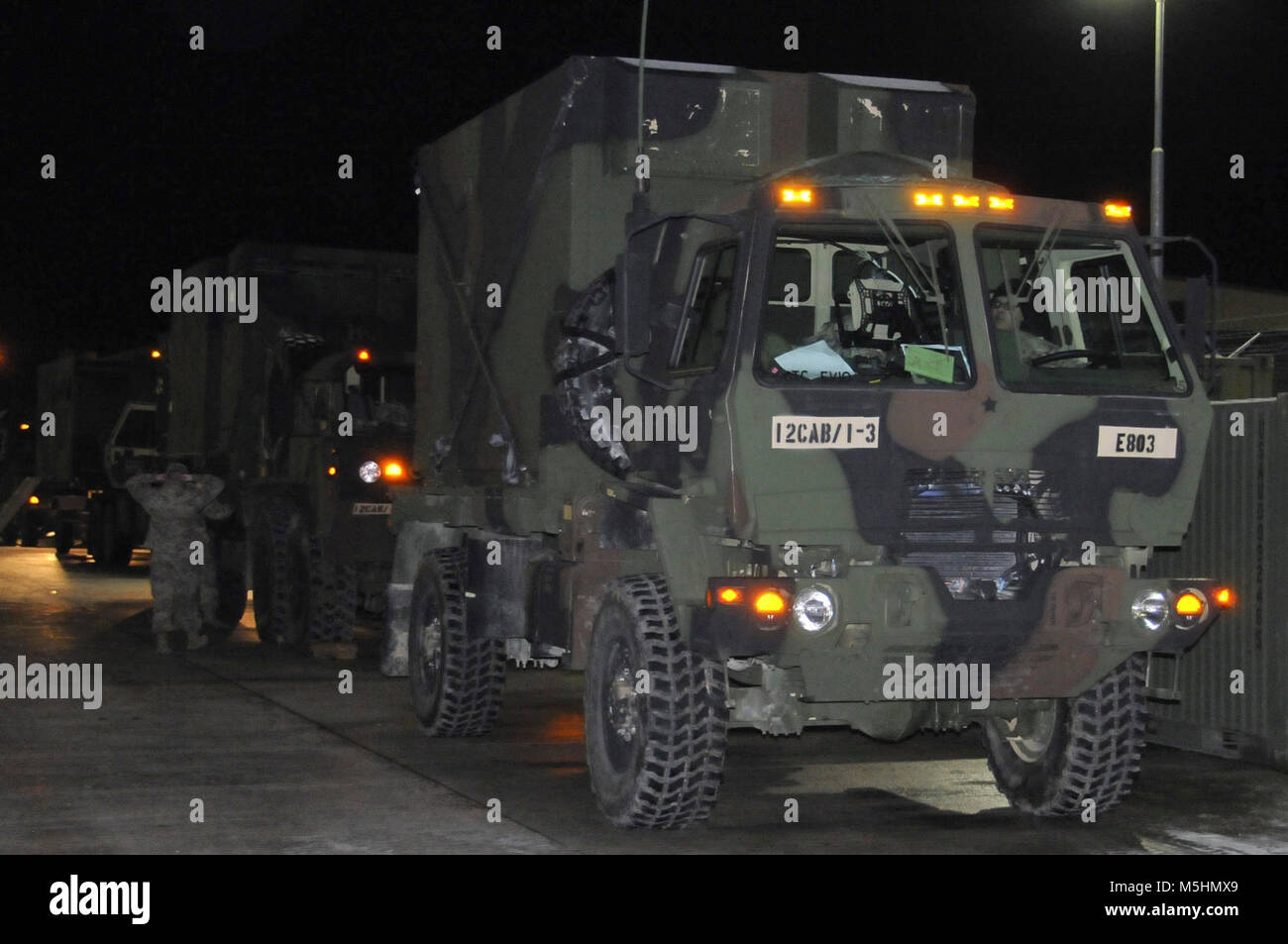 Stati Uniti Soldati provenienti da società di Echo, 1° Battaglione, 3° Reggimento di aviazione (attacco ricognizione), xii combattere la Brigata Aerea, si diparte Katterbach Army Airfield, Ansbach, Germania Febbraio 12, 2018 per la formazione. (U.S. Esercito Foto Stock