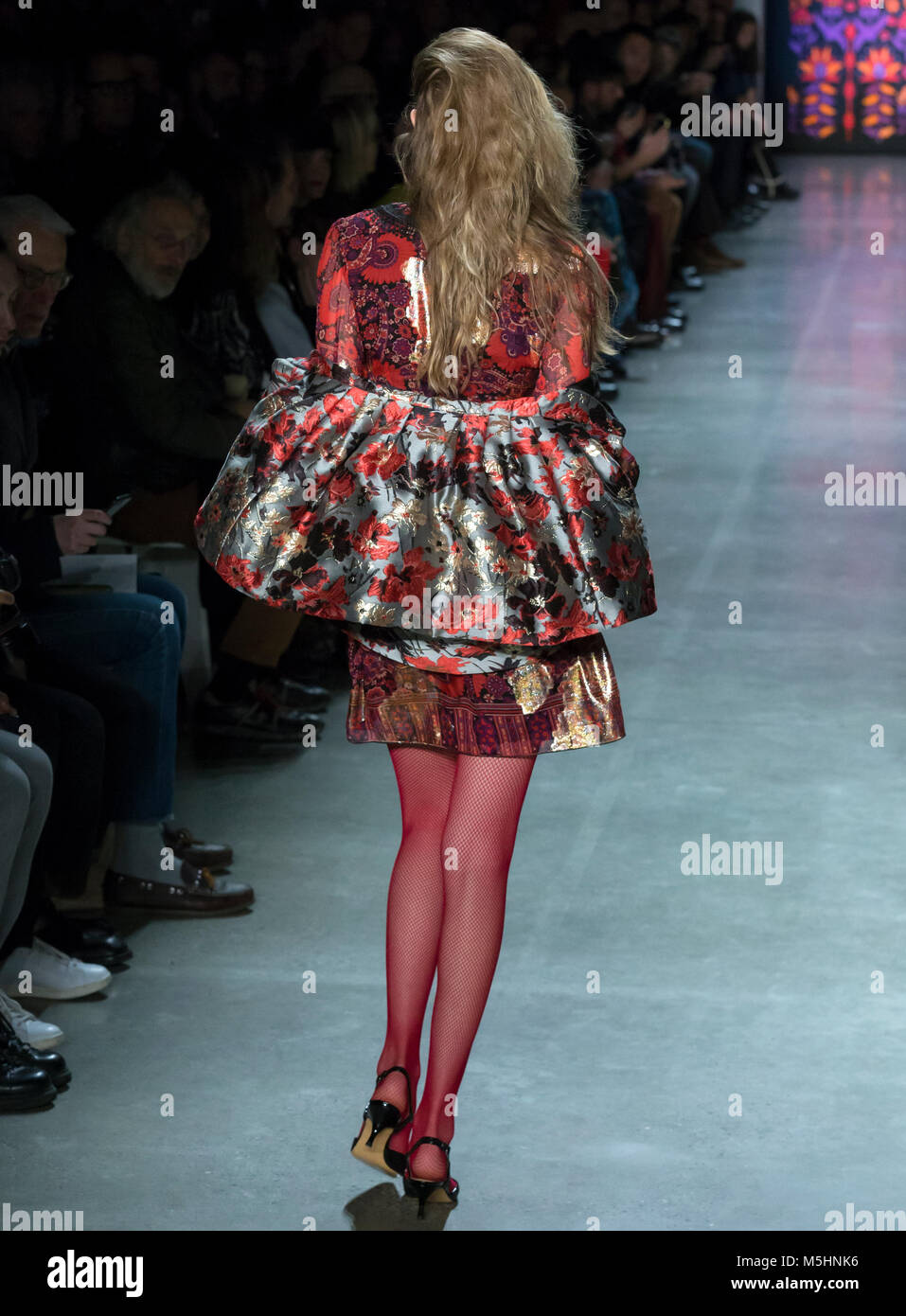 NEW YORK, NY - 12 Febbraio 2018: Gigi Hadid passeggiate la pista al Anna Sui Autunno Inverno 2018 fashion show durante la settimana della moda di New York Foto Stock