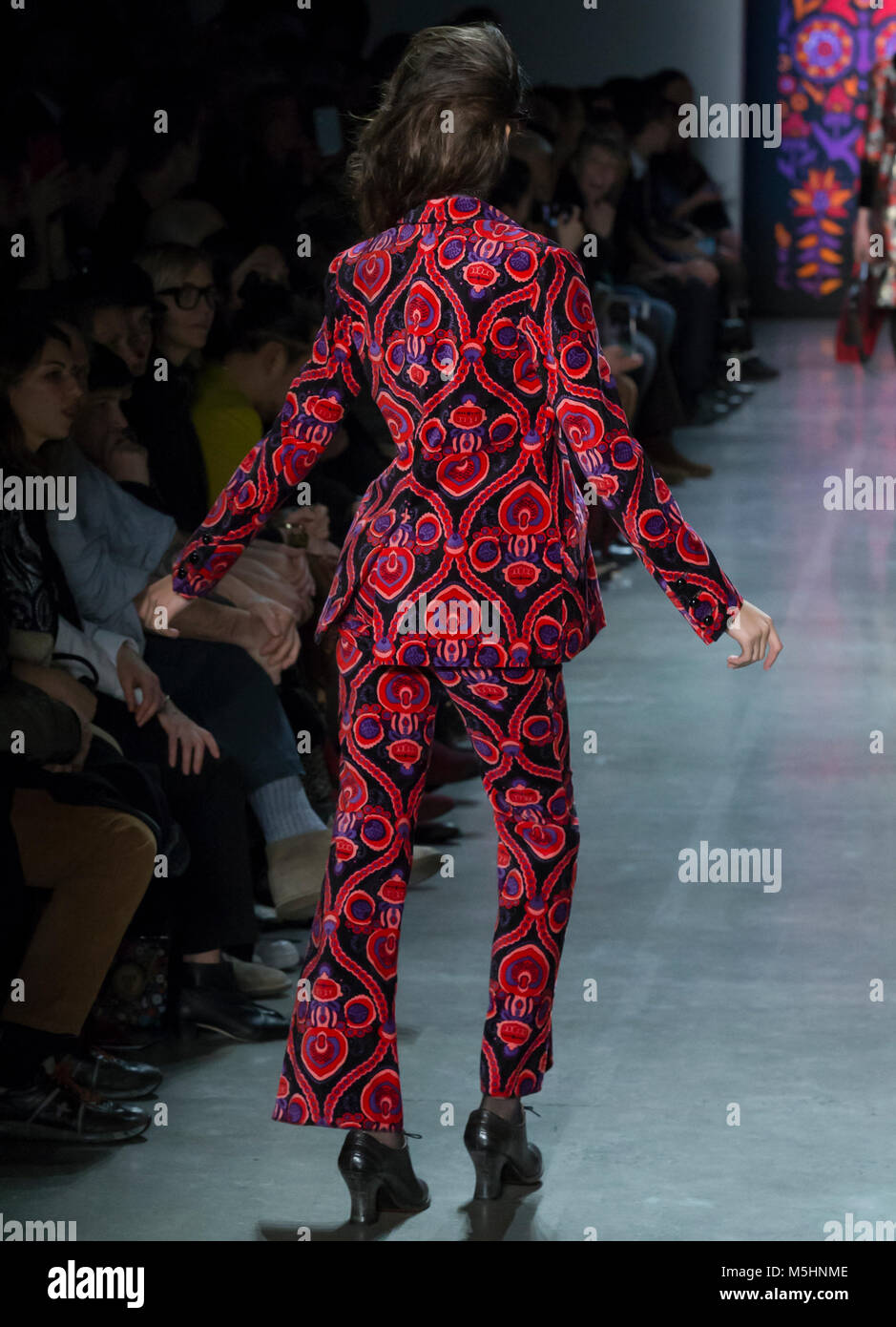 NEW YORK, NY - 12 Febbraio 2018: Yasmin Wijnaldum passeggiate la pista al Anna Sui Autunno Inverno 2018 fashion show durante la settimana della moda di New York Foto Stock