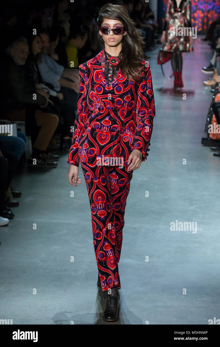 NEW YORK, NY - 12 Febbraio 2018: Yasmin Wijnaldum passeggiate la pista al Anna Sui Autunno Inverno 2018 fashion show durante la settimana della moda di New York Foto Stock