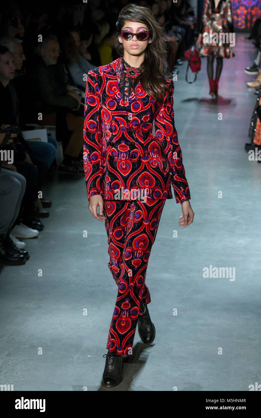 NEW YORK, NY - 12 Febbraio 2018: Yasmin Wijnaldum passeggiate la pista al Anna Sui Autunno Inverno 2018 fashion show durante la settimana della moda di New York Foto Stock