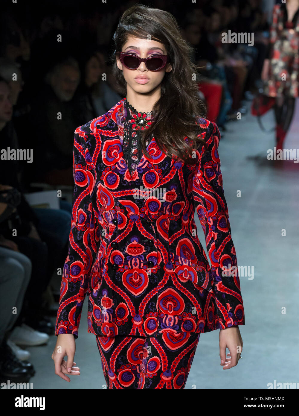 NEW YORK, NY - 12 Febbraio 2018: Yasmin Wijnaldum passeggiate la pista al Anna Sui Autunno Inverno 2018 fashion show durante la settimana della moda di New York Foto Stock