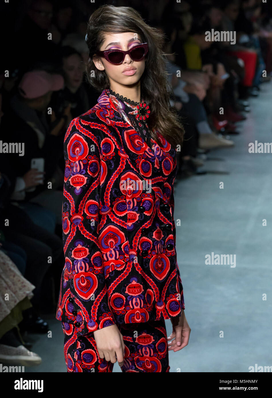 NEW YORK, NY - 12 Febbraio 2018: Yasmin Wijnaldum passeggiate la pista al Anna Sui Autunno Inverno 2018 fashion show durante la settimana della moda di New York Foto Stock