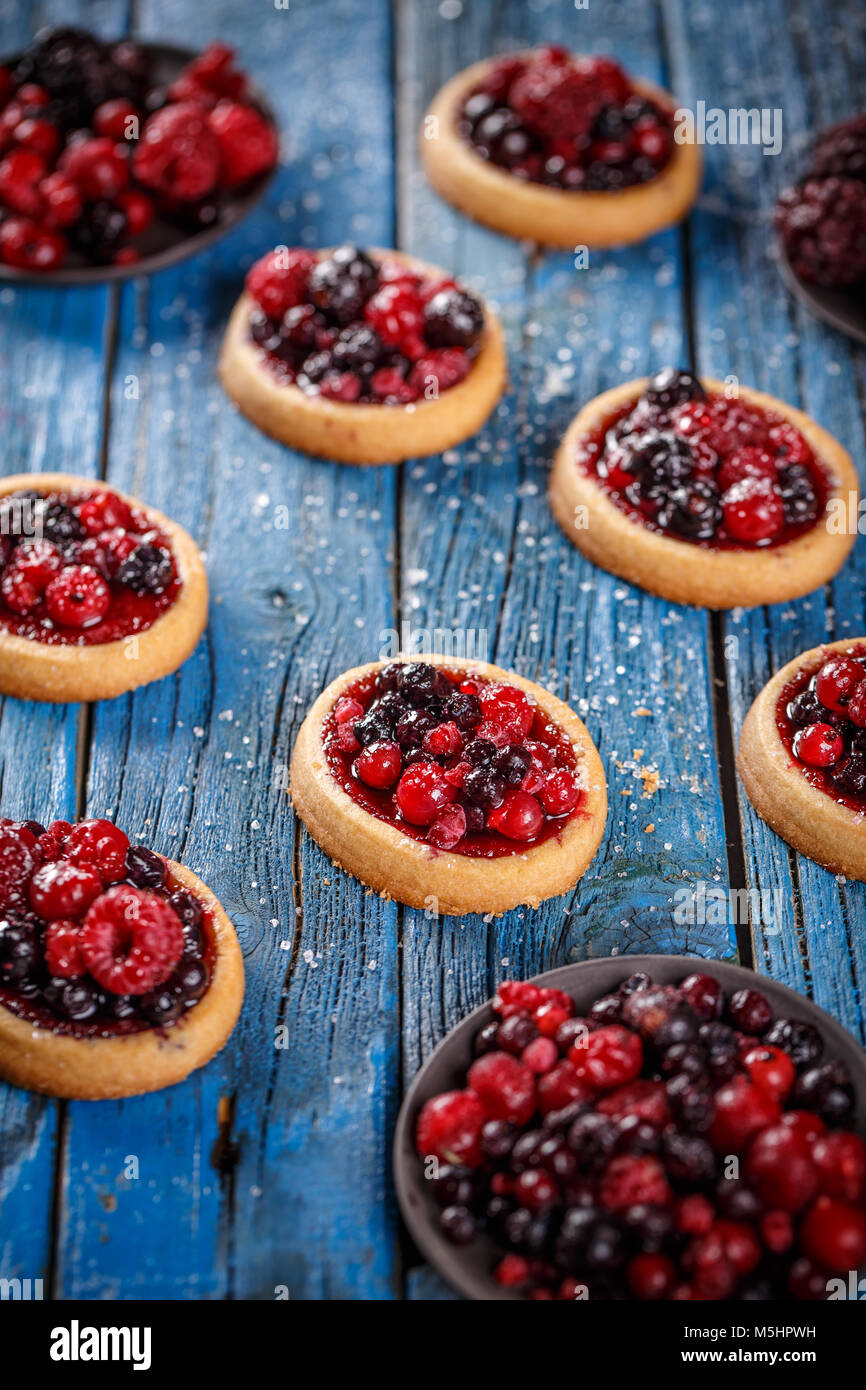 Berry pasticcini dessert, pasticceria dolci con frutti di bosco freschi Foto Stock