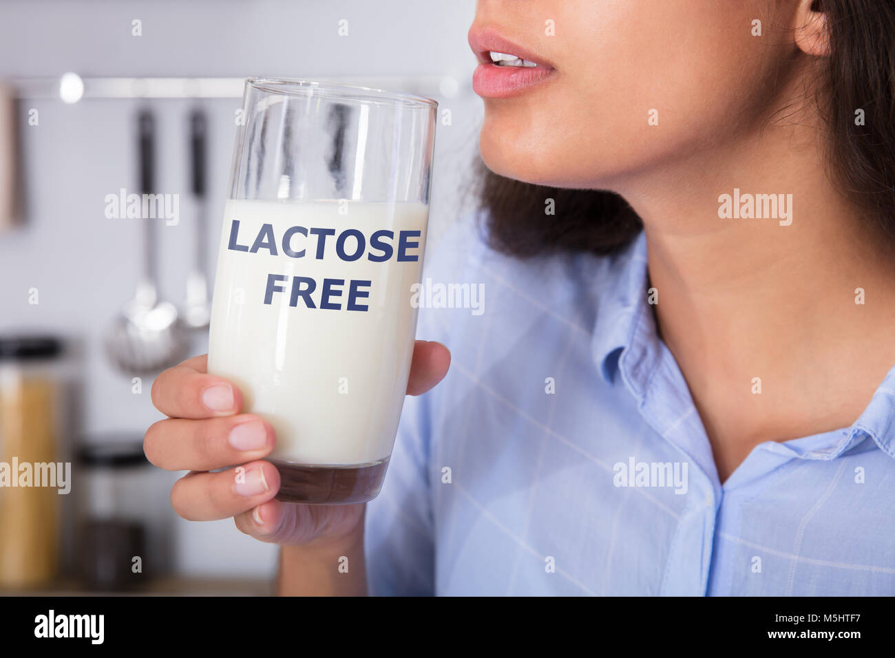 Donna che mantiene un bicchiere di latte con lattosio Testo libero Foto Stock