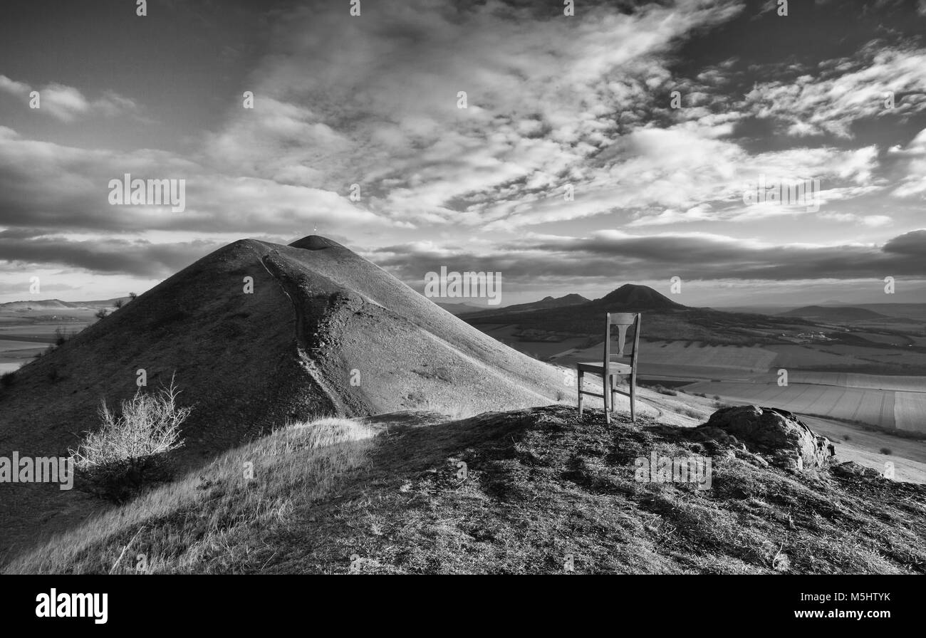 Vista dalla cima della collina di rana a sunrise. Paesaggio autunnale della Boemia centrale Highlands, Repubblica Ceca Foto Stock