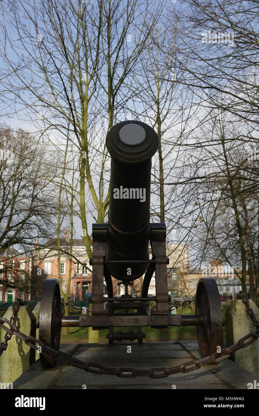 Lisburn, Irlanda del Nord. Lisburn (/"l?z.b?rn/ o /'l?s.b?rn/; il significato di "fort del flusso', probabilmente dalla Irish la lios che significa "Fort', e Scots masterizzare, significato "stream"') è una città in Irlanda del Nord. Si tratta di 8 mi (13 km) a sud-ovest di Belfast City Centre, sul fiume Lagan, che forma il confine tra la contea di Antrim e contea di Down. Lisburn è parte del Belfast Metropolitan Area. Essa aveva una popolazione di oltre 71,469 persone nel 2011 censimento. Un ex borough, Lisburn è stato concesso lo stato di città nel 2002 come parte della regina Elisabetta II d'oro di celebrazioni giubilari. È la terza più grande città Foto Stock