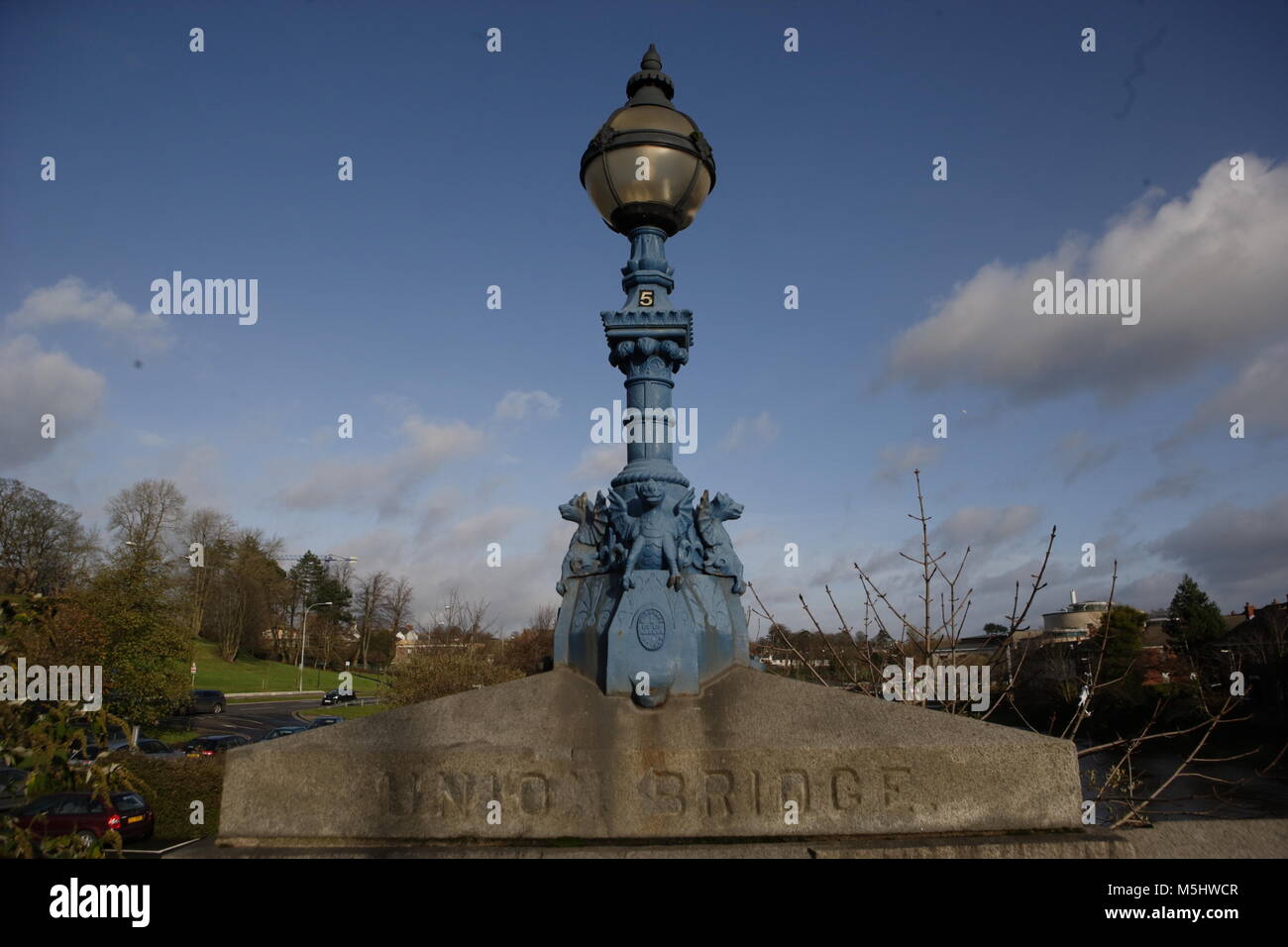 Lisburn, Irlanda del Nord. Lisburn (/"l?z.b?rn/ o /'l?s.b?rn/; il significato di "fort del flusso', probabilmente dalla Irish la lios che significa "Fort', e Scots masterizzare, significato "stream"') è una città in Irlanda del Nord. Si tratta di 8 mi (13 km) a sud-ovest di Belfast City Centre, sul fiume Lagan, che forma il confine tra la contea di Antrim e contea di Down. Lisburn è parte del Belfast Metropolitan Area. Essa aveva una popolazione di oltre 71,469 persone nel 2011 censimento. Un ex borough, Lisburn è stato concesso lo stato di città nel 2002 come parte della regina Elisabetta II d'oro di celebrazioni giubilari. È la terza più grande città Foto Stock