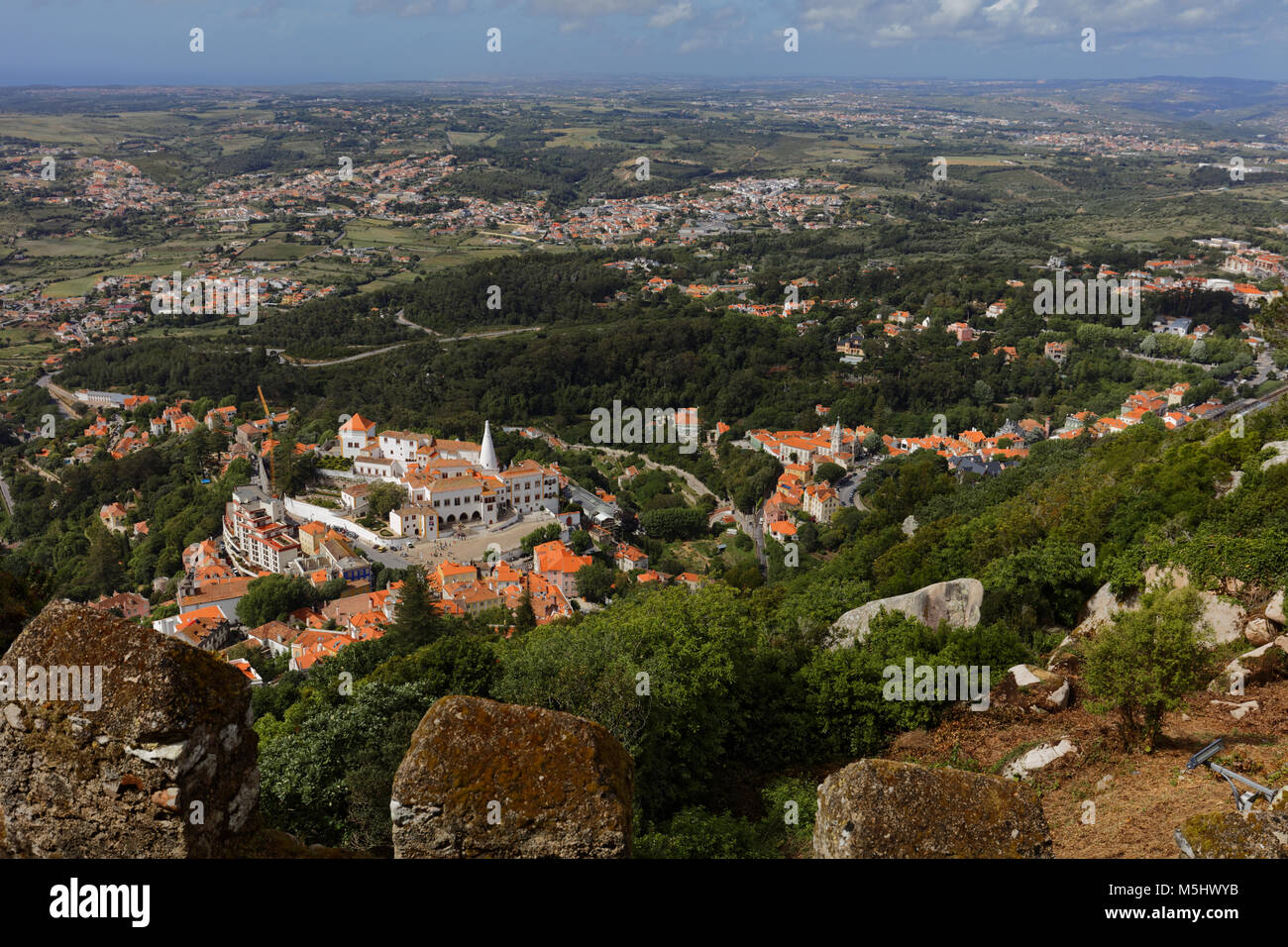 Vista aerea di Sintra, Portogallo dal Castello dei Mori.. Dal 1995, il paesaggio culturale di Sintra è elencato come patrimonio mondiale UNESCO Foto Stock