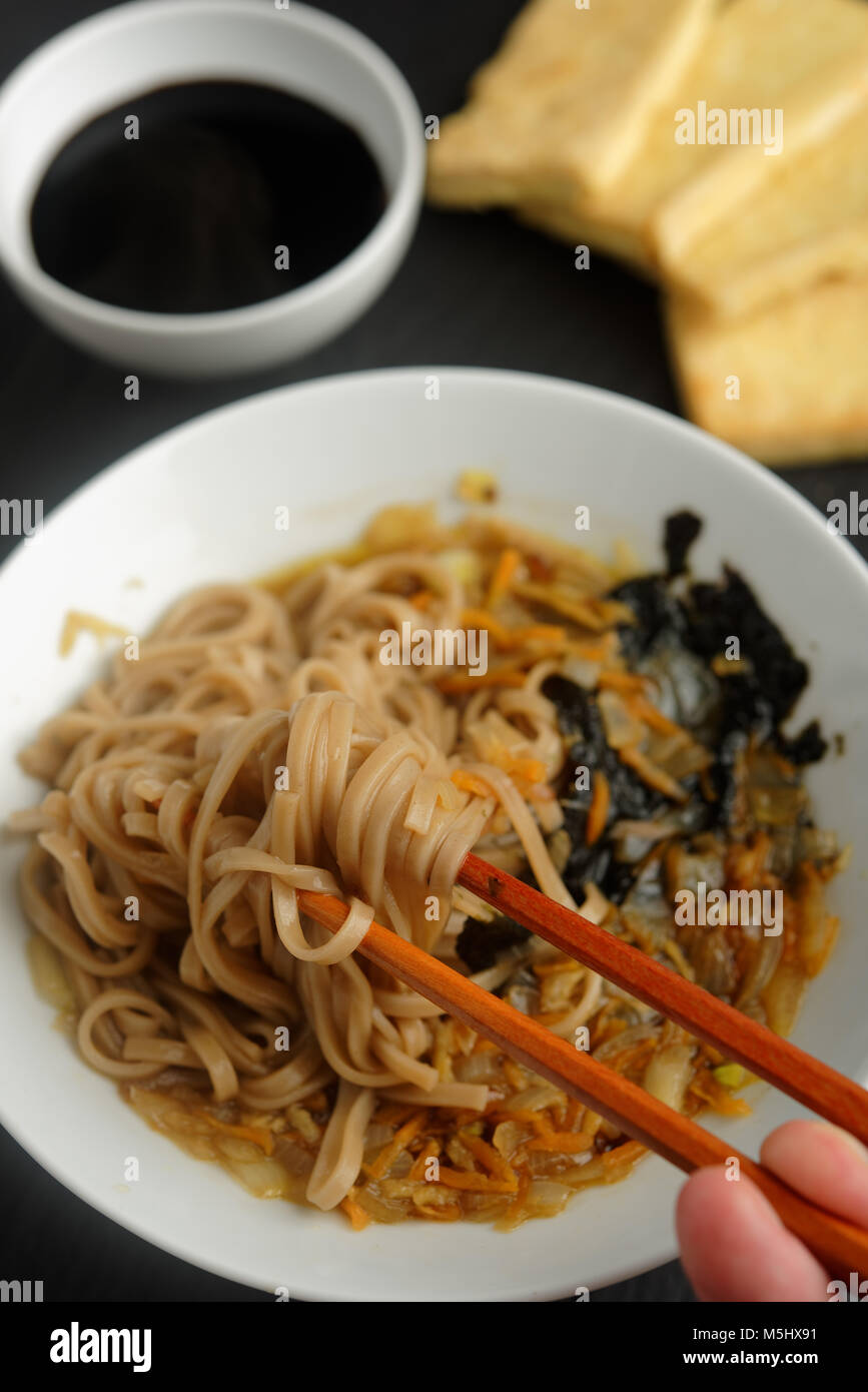 Giapponese tradizionale zuppa di soba con carota, cipolla, nori, tofu e salsa di soia Foto Stock