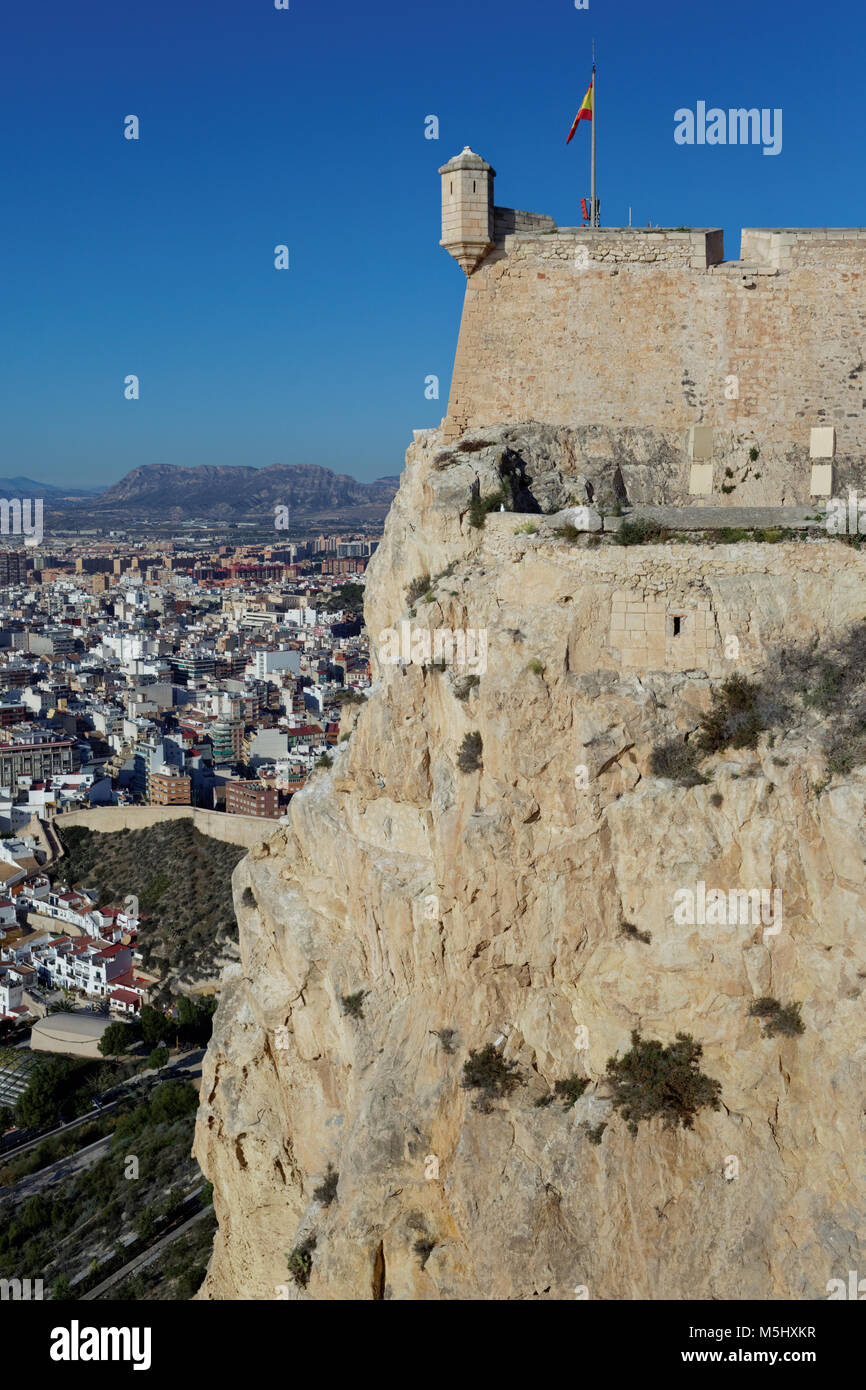 Castello di Santa Barbara sul monte Benacantil contro cityscape di Alicante, Spagna Foto Stock
