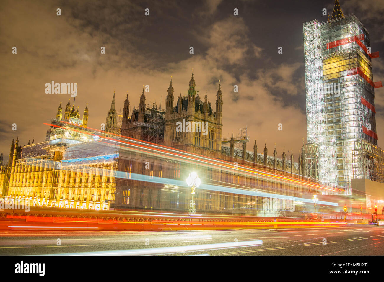 Londra, Regno Unito, 17 Febbraio 2018: lunga esposizione colpo di Westminster Bridge e il big ben ristrutturazione ponteggi costruzione con il Parlamento in vista. Foto Stock