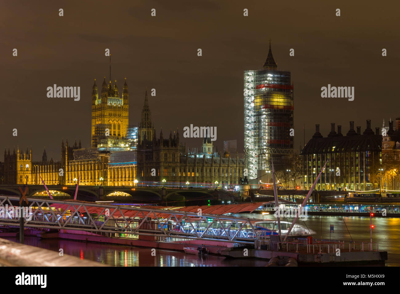 Londra, Regno Unito, 17 Febbraio 2018: Westminster Bridge e il big ben ristrutturazione ponteggi costruzione con il Parlamento in vista. Foto Stock