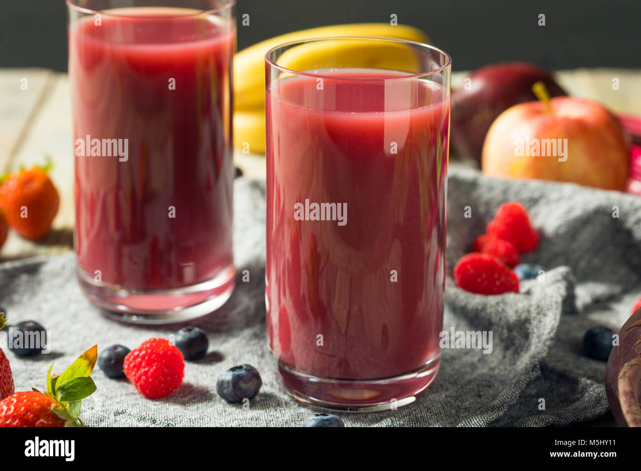 Materie organiche bacca rossa frullato di succo in un bicchiere Foto Stock