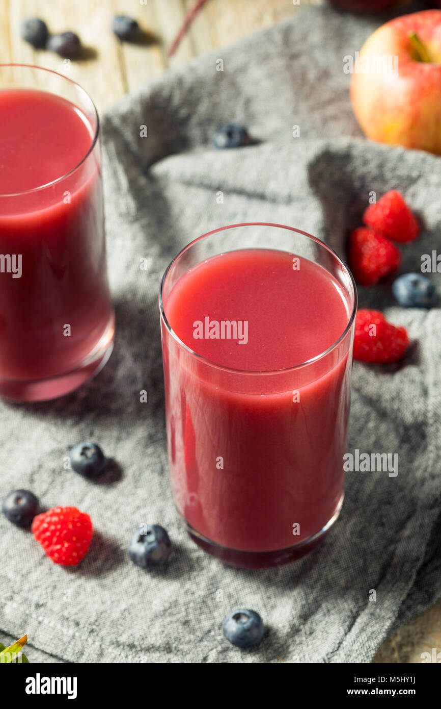 Materie organiche bacca rossa frullato di succo in un bicchiere Foto Stock