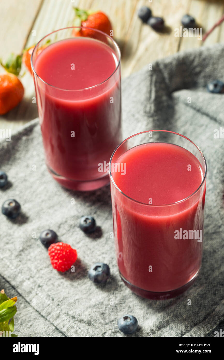 Materie organiche bacca rossa frullato di succo in un bicchiere Foto Stock
