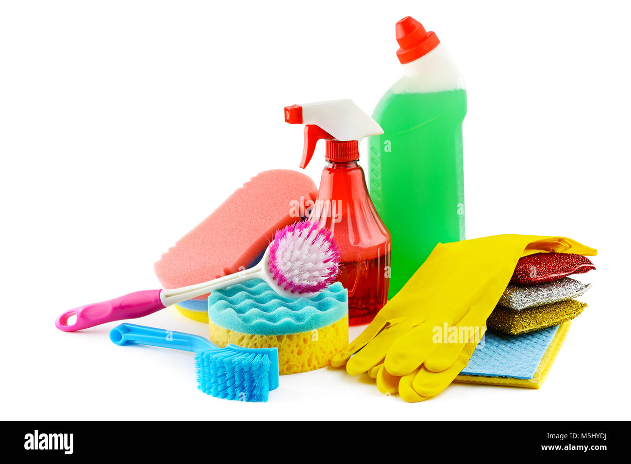 Impostare pulitori isolati su sfondo bianco. Detergente, spugne, spazzola, tovaglioli, guanti di gomma Foto Stock