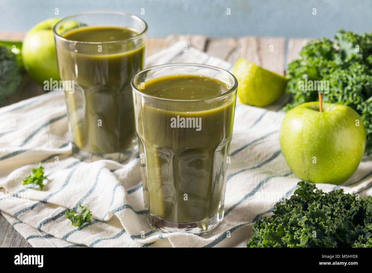 Un sano verde biologico frullato di succo in un bicchiere Foto Stock