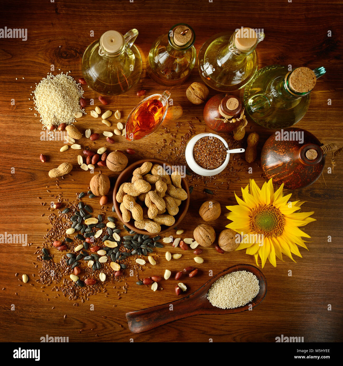 Ancora la vita di sementi e di oli utili per la salute (lino, sesamo, girasole, olive, noci e noccioline). Vista dall'alto. Foto Stock