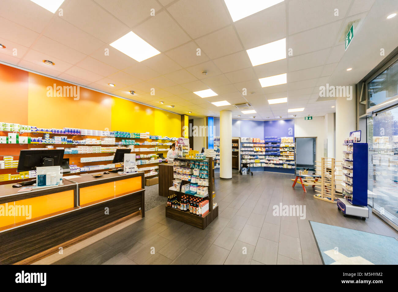 Interno di una farmacia Foto Stock